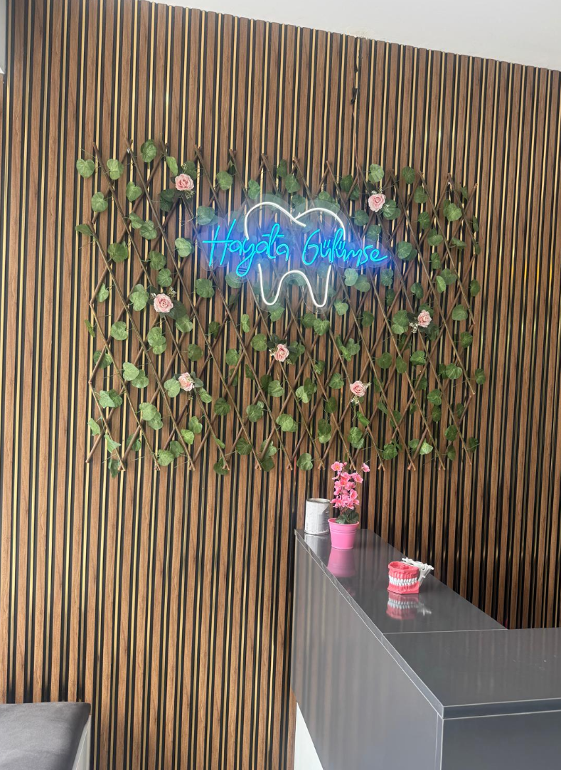 Hedef Diş Kliniği 'Hayata Gülümse' neon köşesi